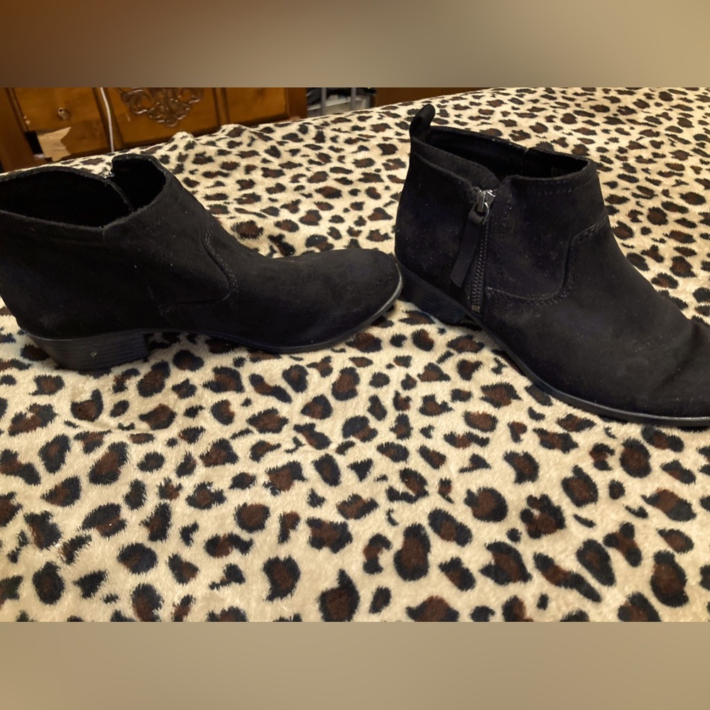 Black Arizona Boots Size 8. Worn maybe twice